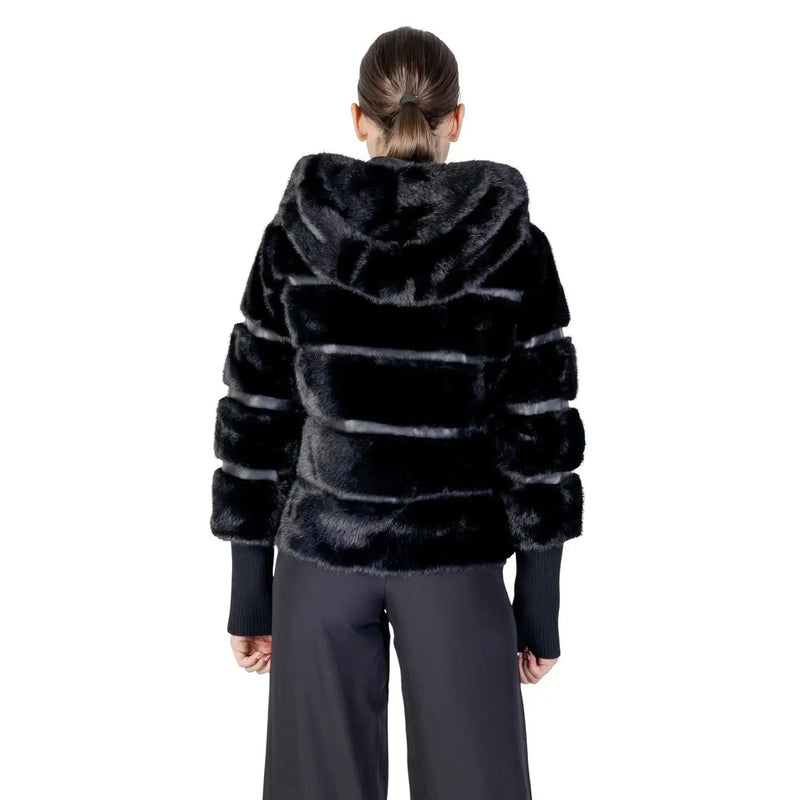 Black hooded polyester blazer for women with black faux fur hood and horizontal ribbed detailing