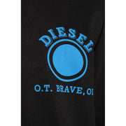 Schwarzer Kapuzenpullover mit einem auffälligen blauen runden Logo, darunter ein geschwungener Markenname und Text auf der Vorderseite