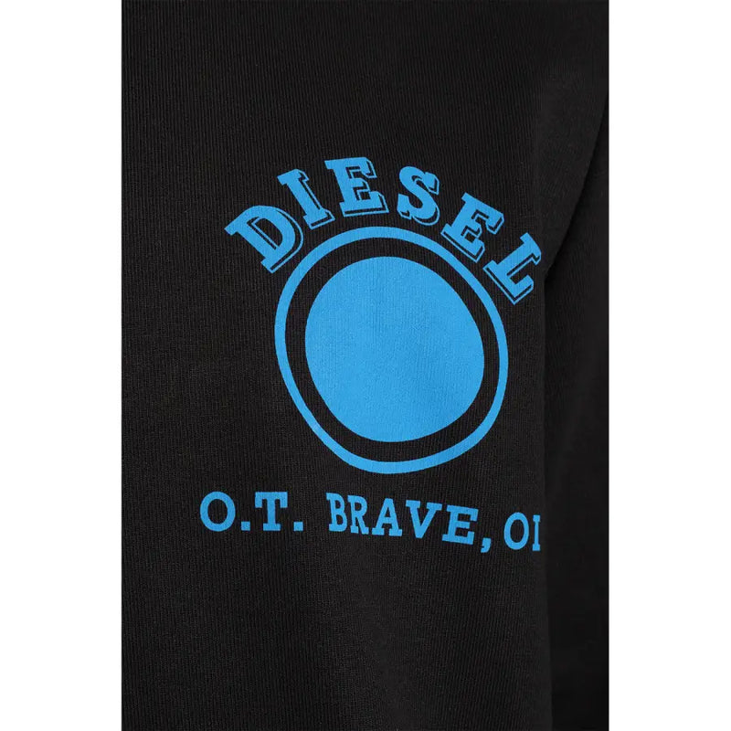 Schwarzer Kapuzenpullover mit einem auffälligen blauen runden Logo, darunter ein geschwungener Markenname und Text auf der Vorderseite