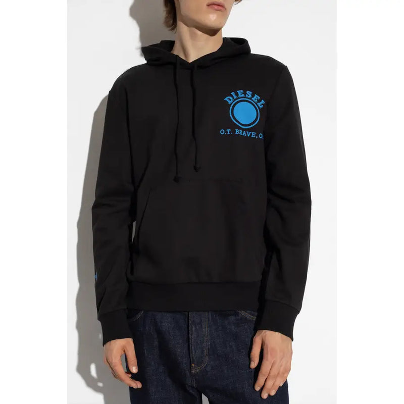 Schwarzer Diesel-Hoodie mit blauem, gesticktem Logo und Schriftzug auf der Vorderseite – ein bequemes Design für einen schwarzen Kapuzenpullover.