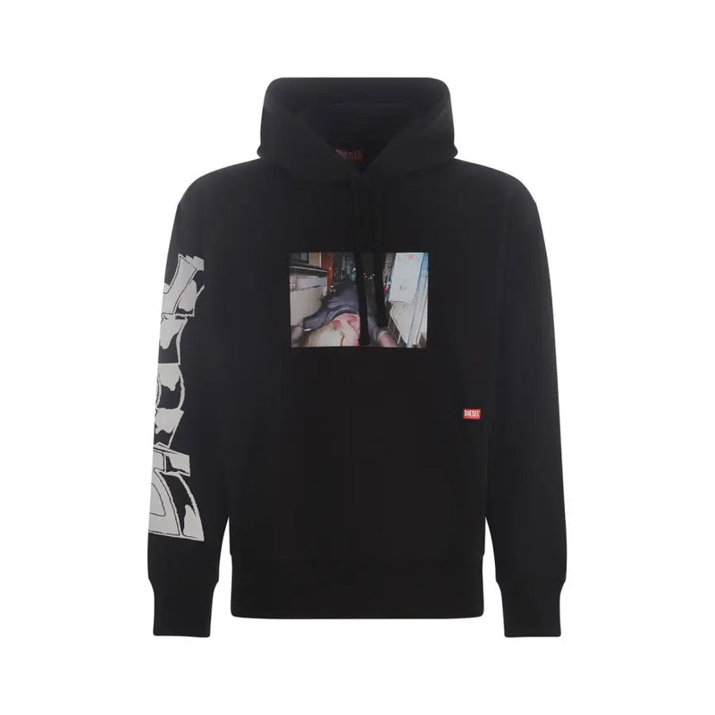 Schwarzer Kapuzenpullover mit rechteckigem Fotodruck auf der Brust und weißem Grafikschriftzug auf dem Ärmel