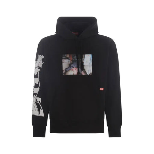 Schwarzer Kapuzenpullover mit rechteckigem Fotodruck auf der Brust und weißem Grafikschriftzug auf dem Ärmel