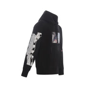 Schwarzer Kapuzenpullover mit auffälligem weißen Graffiti-Print auf dem linken Ärmel und rechteckigem Grafikprint auf der Brust.