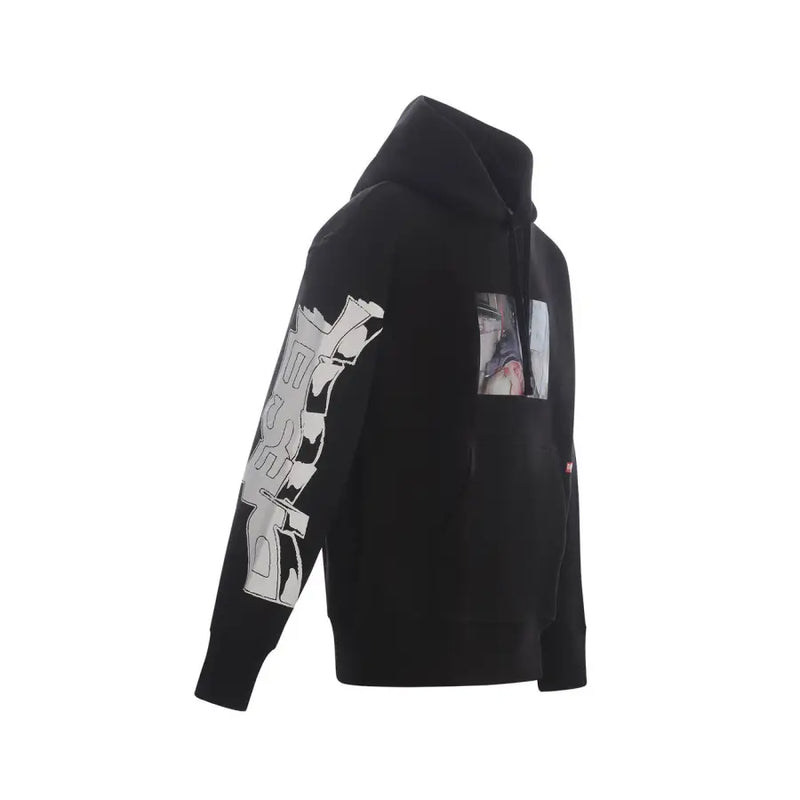 Schwarzer Kapuzenpullover mit auffälligem weißen Graffiti-Print auf dem linken Ärmel und rechteckigem Grafikprint auf der Brust.