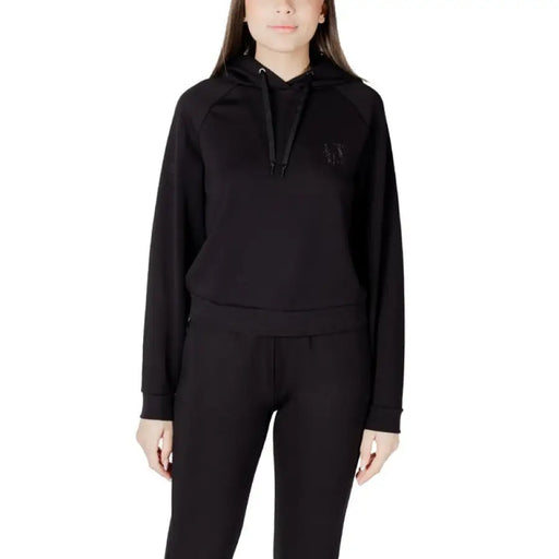 Schwarzes Kapuzensweatshirt und Leggings-Set, ausgestellt mit einem weißen Kapuzensweatshirt und Leggings Set-Modell