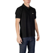 Schwarzes Lacoste-Poloshirt mit kurzen Ärmeln, dezenter Webstruktur und grüner Krokodil-Logo-Stickerei.