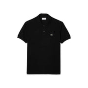 Schwarzes Lacoste-Poloshirt mit kurzen Ärmeln, kleinem grünen Krokodillogo und zwei Knopfleisten.