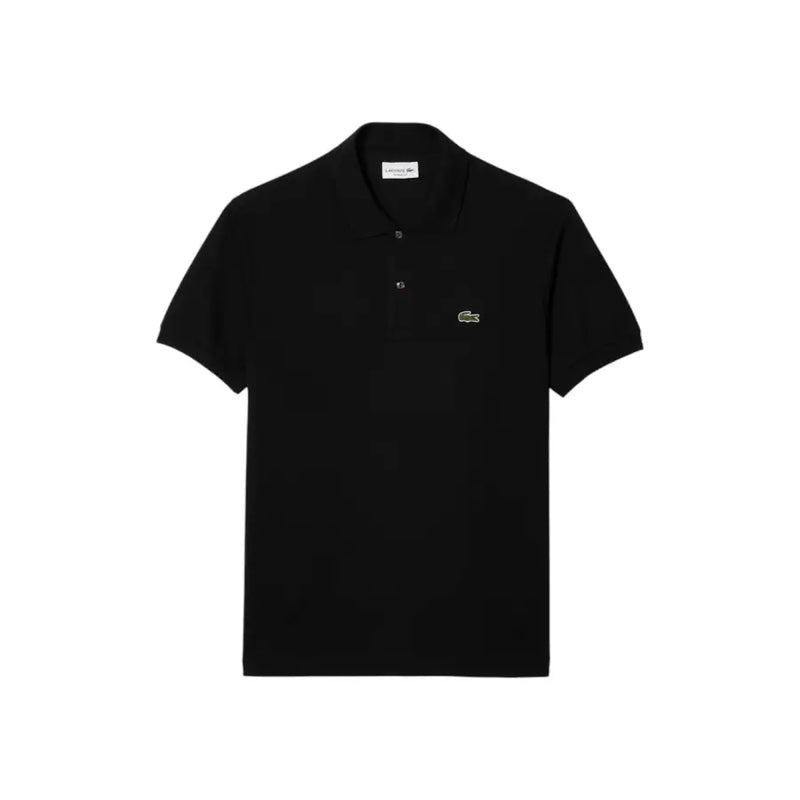 Schwarzes Lacoste-Poloshirt mit kurzen Ärmeln, kleinem grünen Krokodillogo und zwei Knopfleisten.