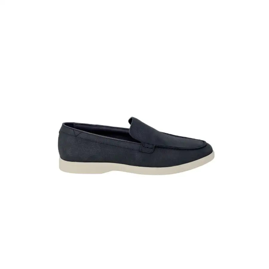 Clarks Men Shoes in urban city style with a black loaf and white sole