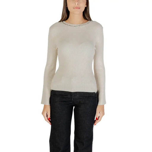 Beige geripptes Langarmshirt top mit verziertem Ausschnitt vom schwarzen langen Strickpullover für Damen mit Rundhalsausschnitt und Strasssteinen
