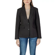 Schwarzer, taillierter Blazer mit fallendem Revers, zwei Knöpfen und aufgesetzten Taschen.
