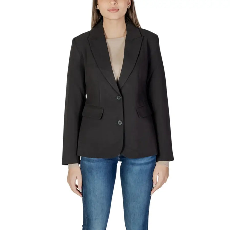 Schwarzer, taillierter Blazer mit fallendem Revers, zwei Knöpfen und aufgesetzten Taschen.