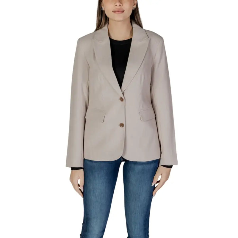 Schwarzer, langärmeliger Blazer mit fallendem Reverskragen und aufgesetzten Taschen.