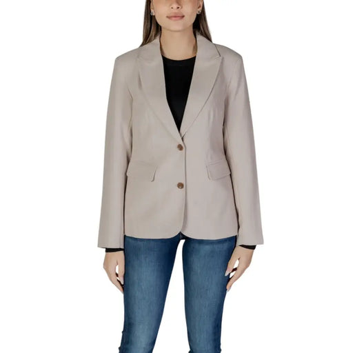 Schwarzer, langärmeliger Blazer mit fallendem Reverskragen und aufgesetzten Taschen.