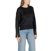 Schwarzer, langärmeliger Strickpullover mit Rundhalsausschnitt, gerippten Bündchen und silbernen Nieten