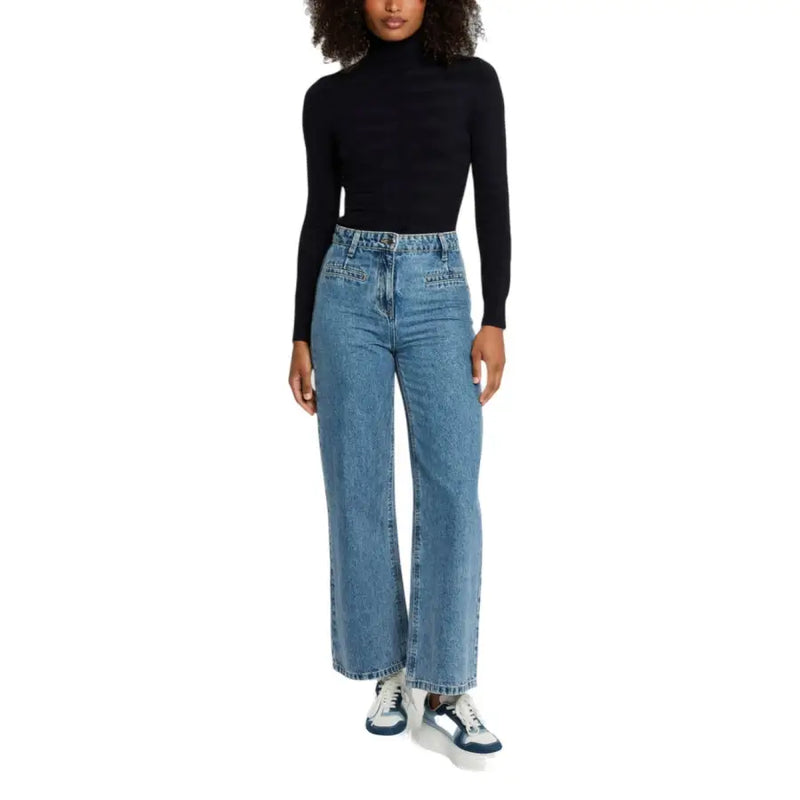 Hochgeschnittene, hellblaue Jeans mit geradem Bein und Viskose-Rollkragenpullover