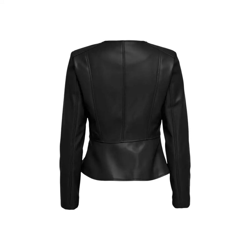 Rückansicht eines langen, schwarzen Polyurethan-Blazers für Damen mit elegantem, tailliertem Schößchen aus Kunstleder und dezenten Nahtdetails.