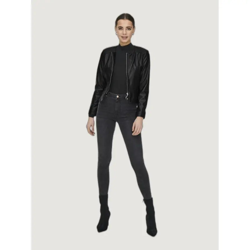 Schwarzer, langer Polyurethan-Blazer für Damen mit hohem Kragen, silbernen Reißverschlüssen und im Bomberjacken-Stil aus Kunstleder.