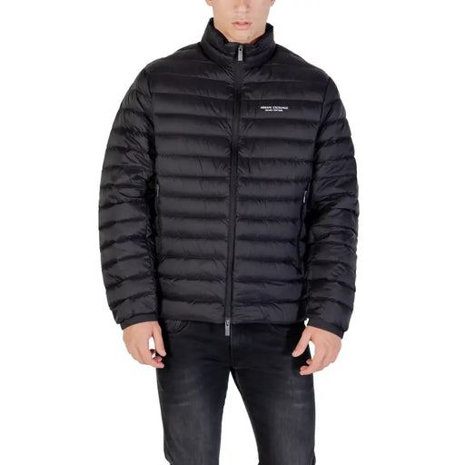 Schwarze, gesteppte Herren-Daunenjacke, präsentiert an einer Schaufensterpuppe für Wintermode