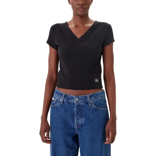 Schwarzes, geripptes Kurzarm-Crop-Top mit V-Ausschnitt. top angezeigt mit Calvin Klein Jeans Weißes Damen-T-Shirt mit V-Ausschnitt