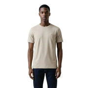 Schwarzer Kurzarm-Rundhalsausschnitt t-shirt mit einem beigefarbenen Calvin Klein-Design und einem kleinen gestickten Logo auf der linken Brust