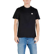 Schwarzer Kurzarm-Rundhalsausschnitt t-shirt aus weicher Baumwolle mit einem kleinen weißen Calvin Klein Logo-Patch auf der linken Brust