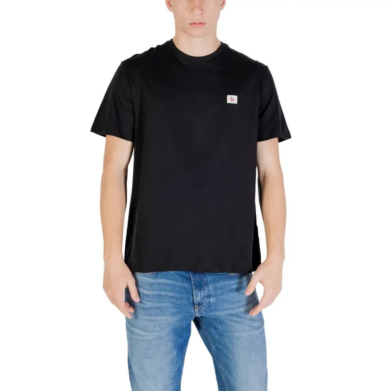 Schwarzer Kurzarm-Rundhalsausschnitt t-shirt aus weicher Baumwolle mit einem kleinen weißen Calvin Klein Logo-Patch auf der linken Brust