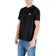 Schwarzer Kurzarm-Rundhalsausschnitt t-shirt aus Baumwolle mit einem kleinen weißen Calvin Klein Logo-Patch auf der linken Brust