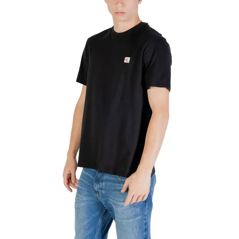 Schwarzer Kurzarm-Rundhalsausschnitt t-shirt aus Baumwolle mit einem kleinen weißen Calvin Klein Logo-Patch auf der linken Brust