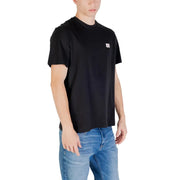 Schwarzer Kurzarm-Rundhalsausschnitt t-shirt aus Baumwolle mit einem kleinen weißen Calvin Klein Logo-Patch auf der linken Brust