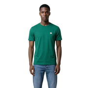Schwarzer Kurzarm-Rundhalsausschnitt t-shirt mit grünem Calvin Klein-Stoff und einem kleinen weißen Logo auf der linken Brustseite