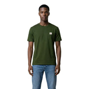 Schwarzer Kurzarm-Rundhalsausschnitt t-shirt aus olivgrüner Baumwolle mit einem kleinen weißen Calvin Klein Logo-Patch auf der linken Brust