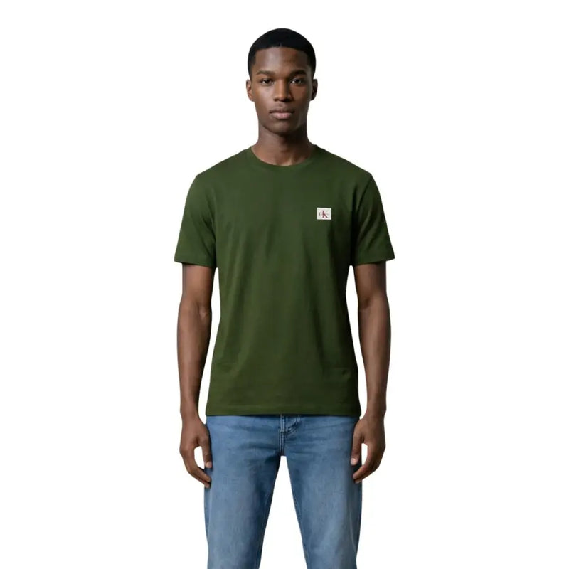 Schwarzer Kurzarm-Rundhalsausschnitt t-shirt aus olivgrüner Baumwolle mit einem kleinen weißen Calvin Klein Logo-Patch auf der linken Brust