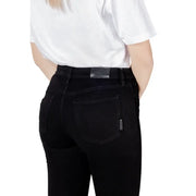 Schwarze Skinny-Jeans mit elegantem, schmal geschnittenem Schnitt und dezenten Ziernähten aus hochwertigem Denim-Material