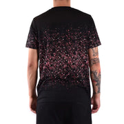 Schwarzes Kurzarm-T-Shirt mit pinken und silbernen Glitzerpartikeln, die von den Schultern zum Saum in einen Farbverlauf übergehen.