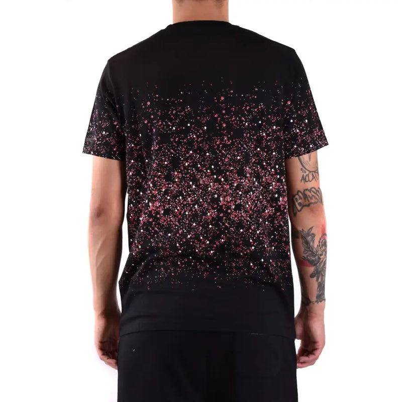 Schwarzes Kurzarm-T-Shirt mit pinken und silbernen Glitzerpartikeln, die von den Schultern zum Saum in einen Farbverlauf übergehen.