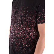 Schwarzes Kurzarm-T-Shirt mit rosa-weißem Paillettenverlauf, der Sternen und einem Spritzmuster ähnelt