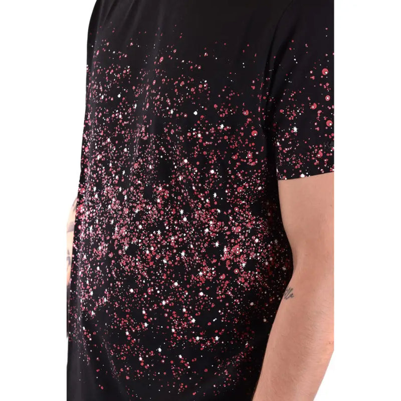 Schwarzes Kurzarm-T-Shirt mit rosa-weißem Paillettenverlauf, der Sternen und einem Spritzmuster ähnelt