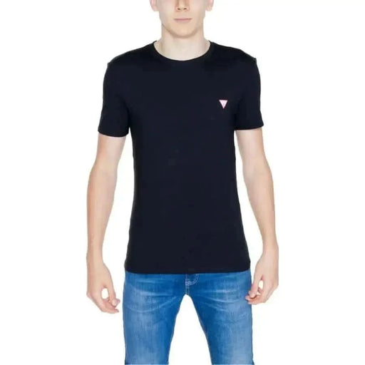 Schwarz Guess Männer T-Shirt mit einem kleinen dreieckigen Logo auf der Brust
