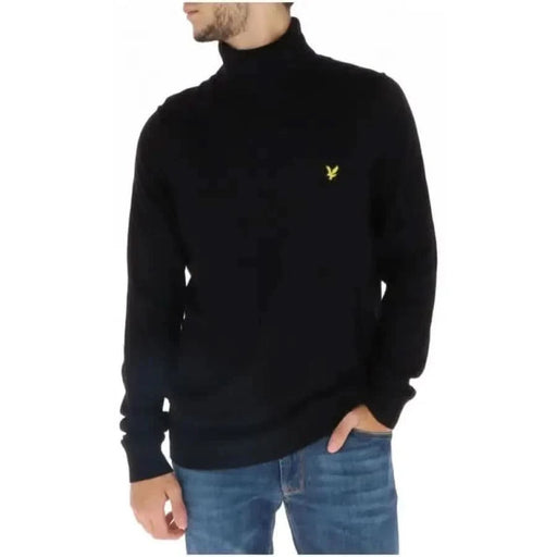 Schwarzer Rollkragenpullover mit gelbem Logo-Emblem von Lyle & Scott Herrenstrickwaren