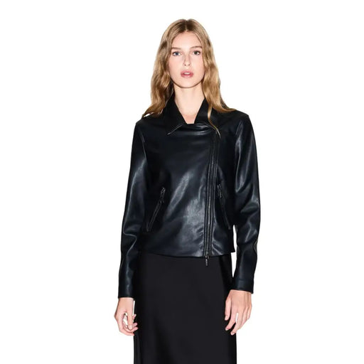 Schwarze Leder-Motorradjacke von Armani Exchange mit glänzender Oberfläche und asymmetrischem Reißverschluss