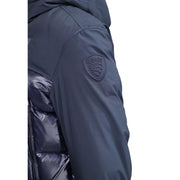 Dunkelblauer blauer Herrenblazer mit Kapuze aus Nylonmischgewebe mit glänzender Steppfront und gesticktem Schildlogo auf der Schulter