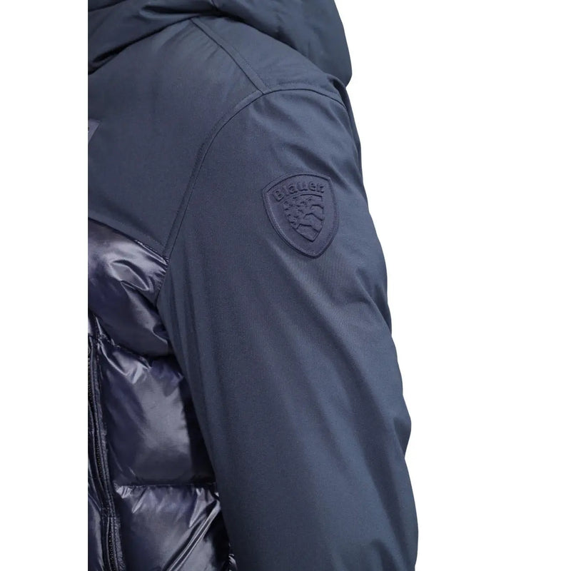 Dunkelblauer blauer Herrenblazer mit Kapuze aus Nylonmischgewebe mit glänzender Steppfront und gesticktem Schildlogo auf der Schulter