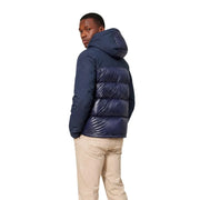 Dunkelblaue blaue Herren-Steppjacke aus Nylonmischgewebe mit gestepptem Rücken und Kapuze, von hinten gesehen