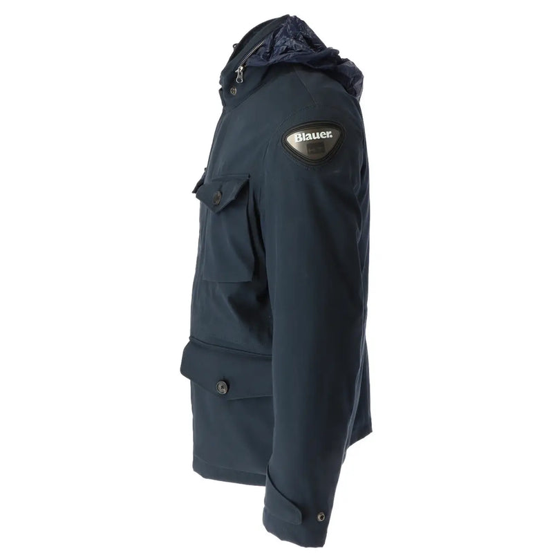 Blauer Herren-Winterjacke mit Kapuze in Dunkelblau aus Baumwollmischgewebe mit Steppfutter und geknöpften Pattentaschen.