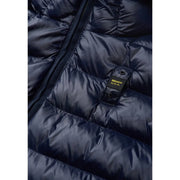 Dunkelblauer blauer Herrenblazer aus Nylon mit Kapuze, Steppnähten und schwarzem Reißverschluss vorne.
