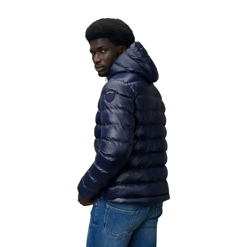 Marineblaue, gesteppte Nylon-Pufferjacke mit Kapuze für Herren von Blauer mit Blazer-Design und isolierender Wärme