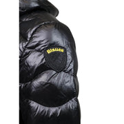 Blauer Schwarze Steppjacke für Herren mit glänzender Steppstruktur und schildförmigem, gesticktem Aufnäher (Vorderansicht)