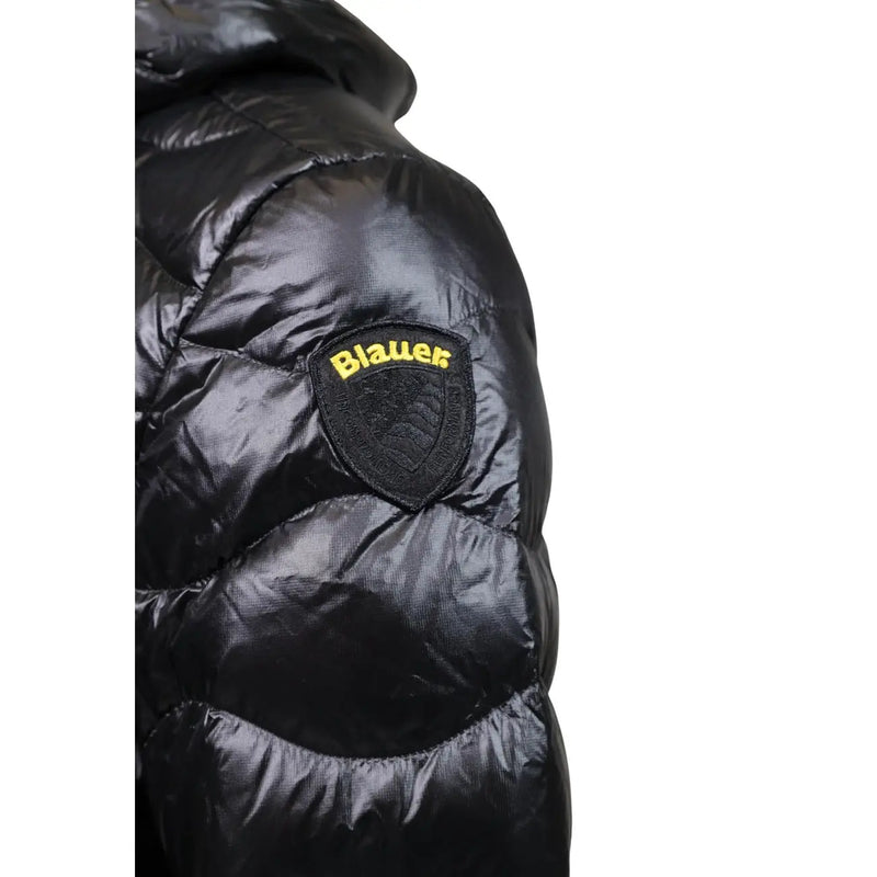 Blauer Schwarze Steppjacke für Herren mit glänzender Steppstruktur und schildförmigem, gesticktem Aufnäher (Vorderansicht)