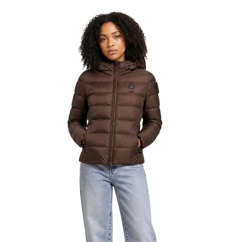 Braune, gesteppte Polyamid-Daunenjacke mit Kapuze und Frontreißverschluss aus der Damenkollektion von blauer.